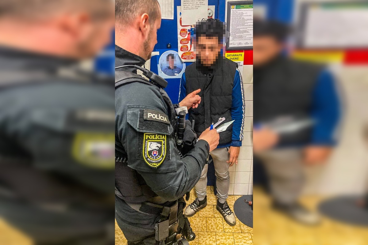 FOTO: Policajti odložili uniformy a zavítali do obchodov, odhalili zlodejov, foto 3