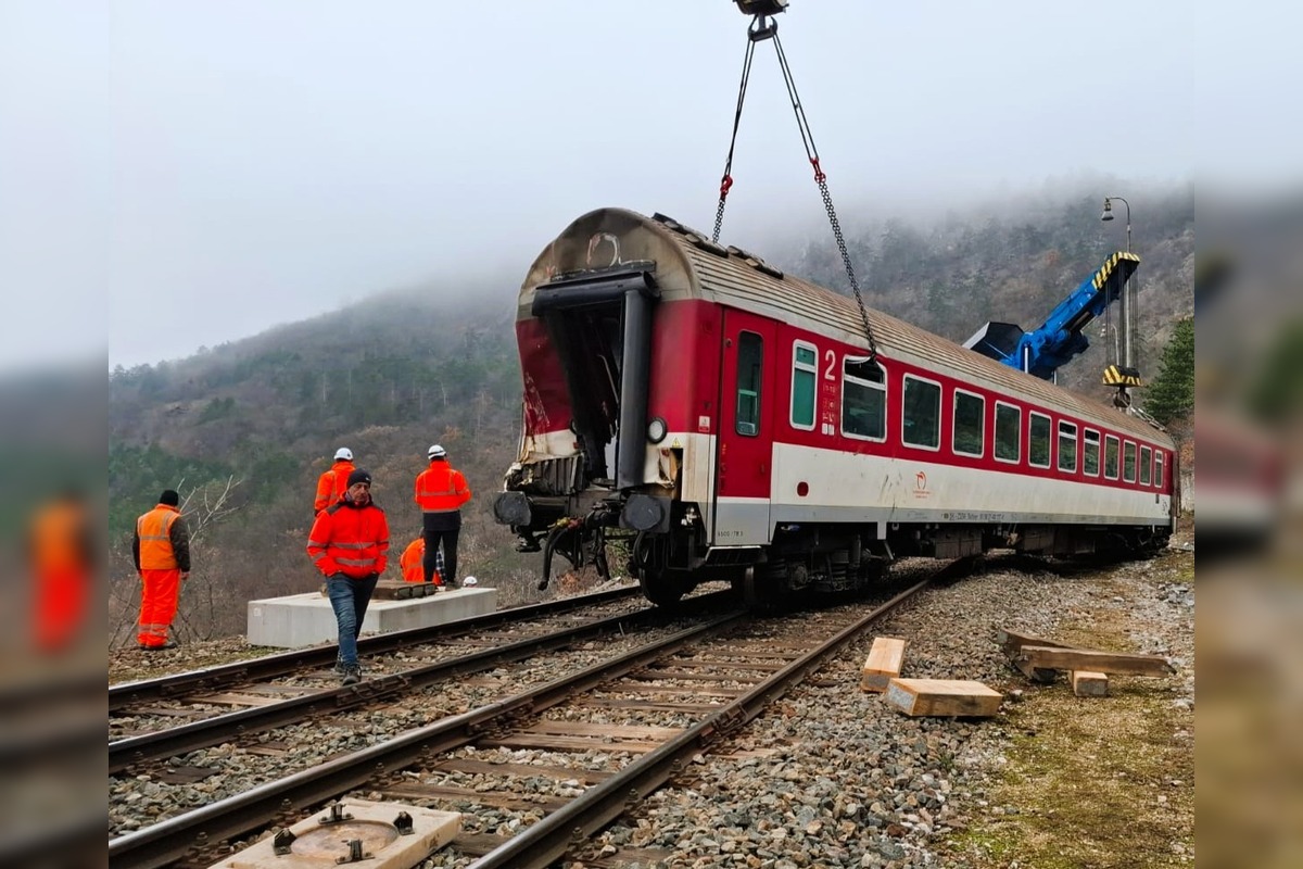 FOTO: Odstraňovanie škôd po zrážke vlakov pri Jablonove nad Turňou, foto 3