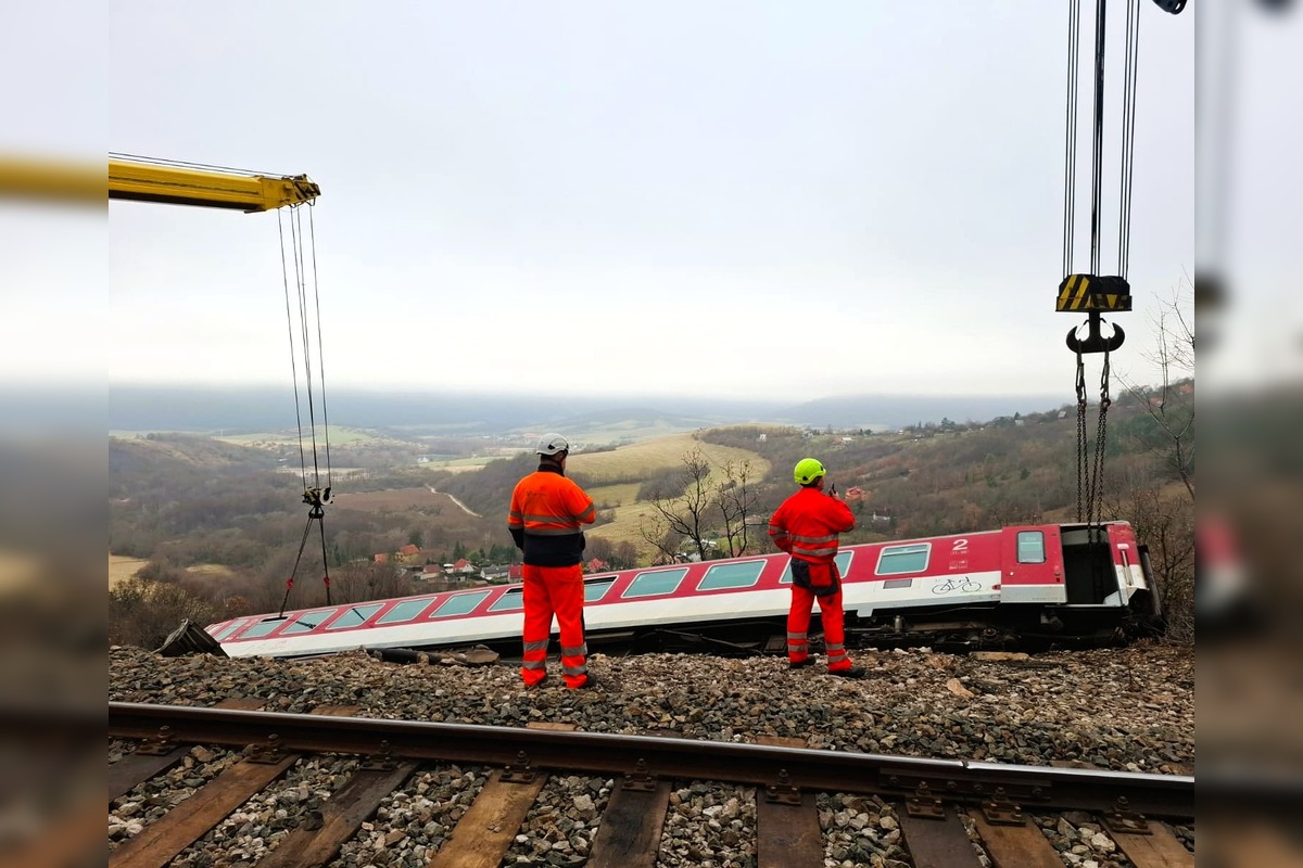 FOTO: Odstraňovanie škôd po zrážke vlakov pri Jablonove nad Turňou, foto 1