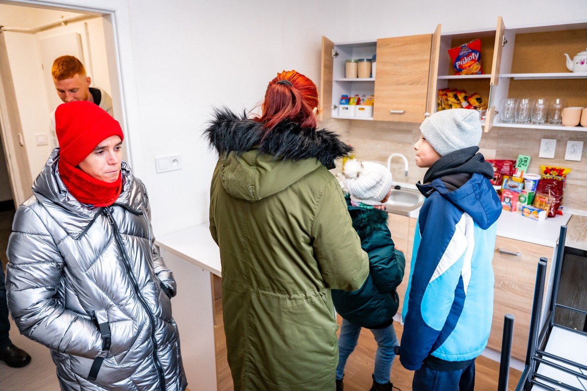 FOTO: Babička s vnúčatami a dcérou dostali pred Vianocami strechu nad hlavou, foto 3