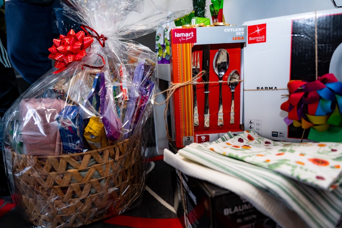 FOTO: Babička s vnúčatami a dcérou dostali pred Vianocami strechu nad hlavou, foto 7