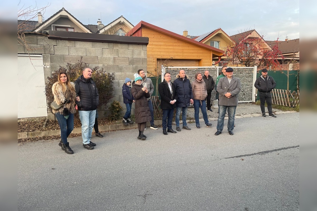 FOTO: Obyvatelia lokality Grot sa po rokoch dočkali cesty a môžu kolaudovať, foto 2