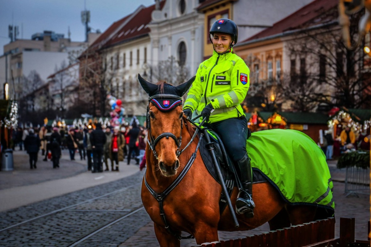 FOTO: Na košických vianočných trhoch hliadkujú policajti, foto 3
