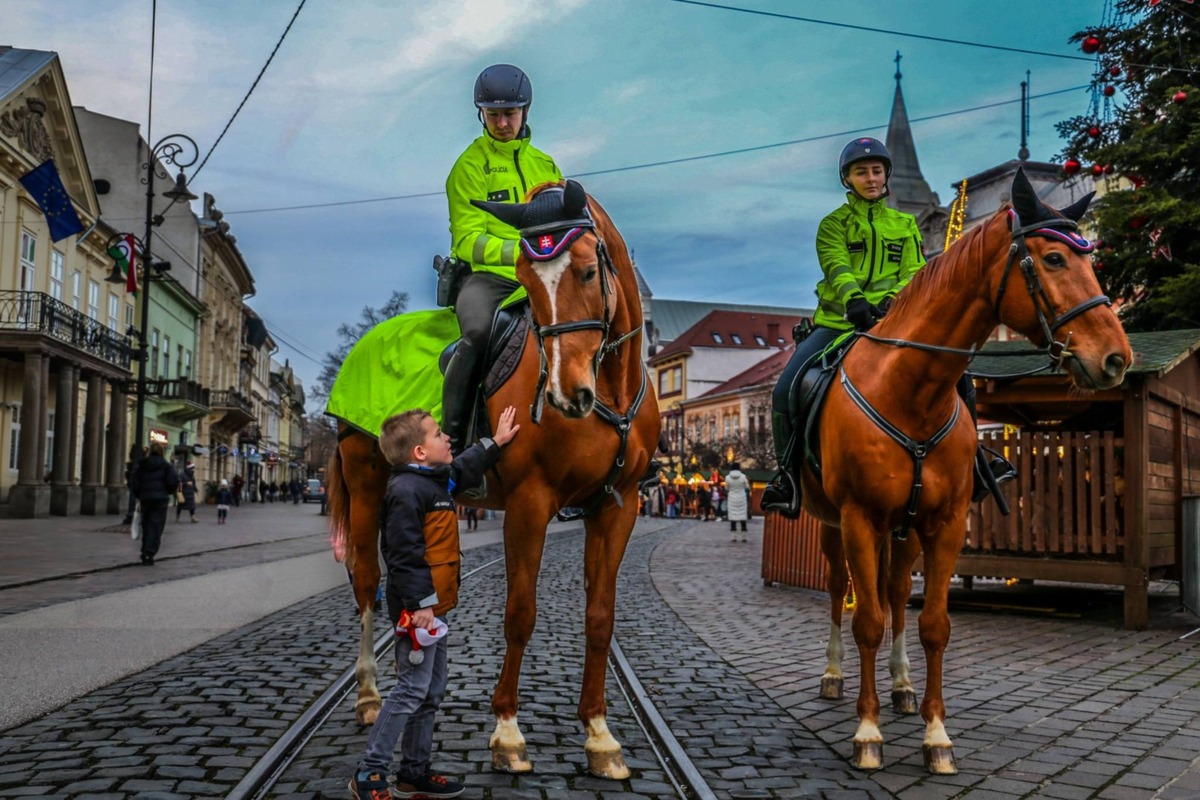 FOTO: Na košických vianočných trhoch hliadkujú policajti, foto 5