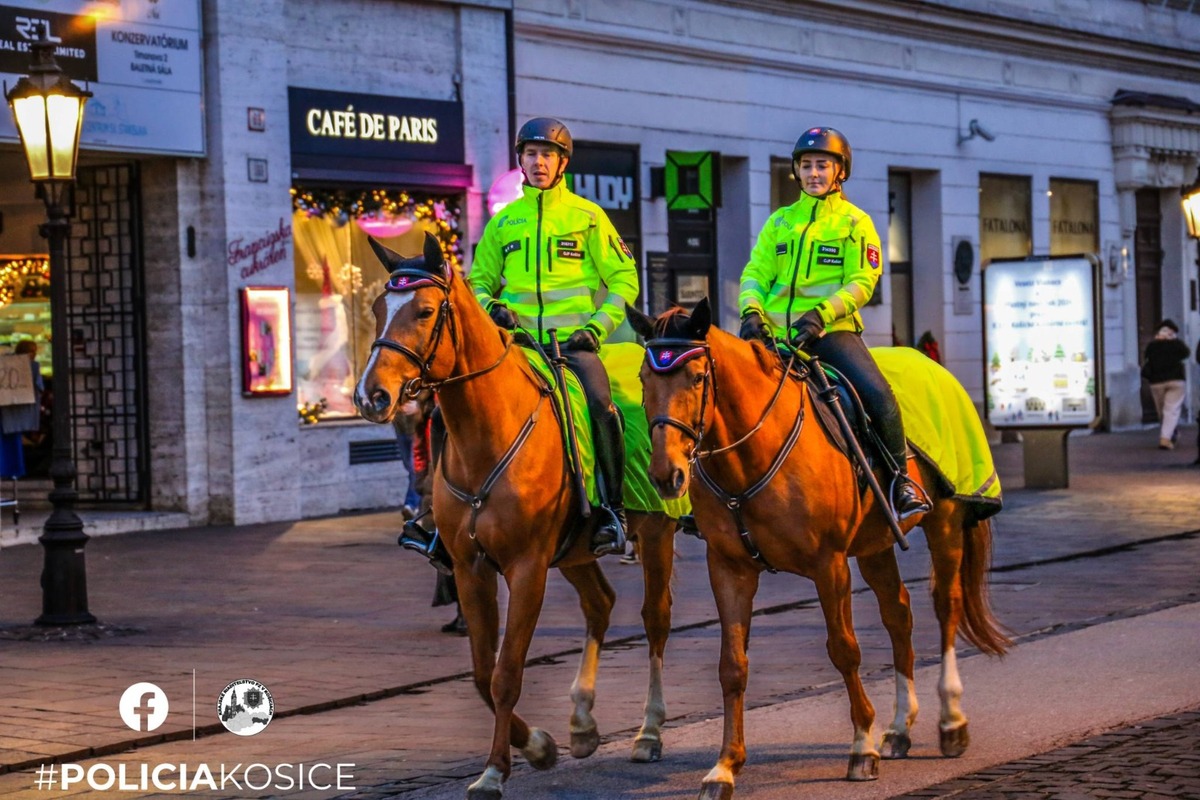 FOTO: Na košických vianočných trhoch hliadkujú policajti, foto 7