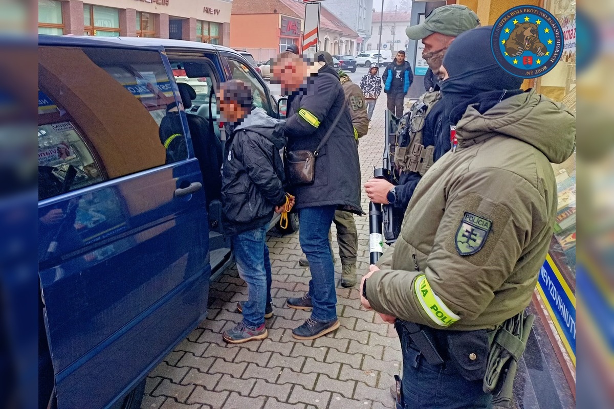 FOTO: Polícia obvinila dve osoby zo zločinu obchodovania s ľuďmi, foto 4
