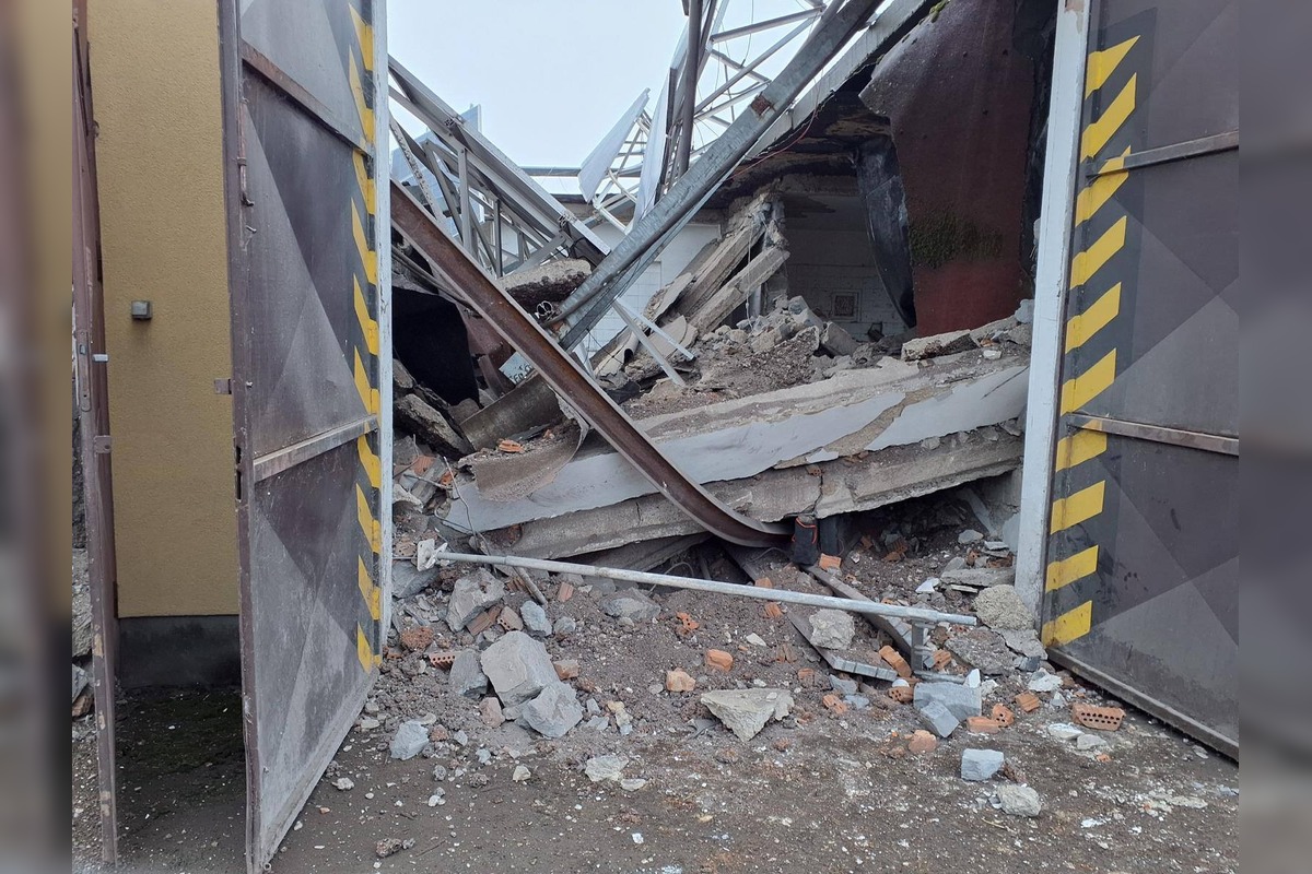 FOTO: V areáli firmy spadla strecha na robotníkov, foto 1