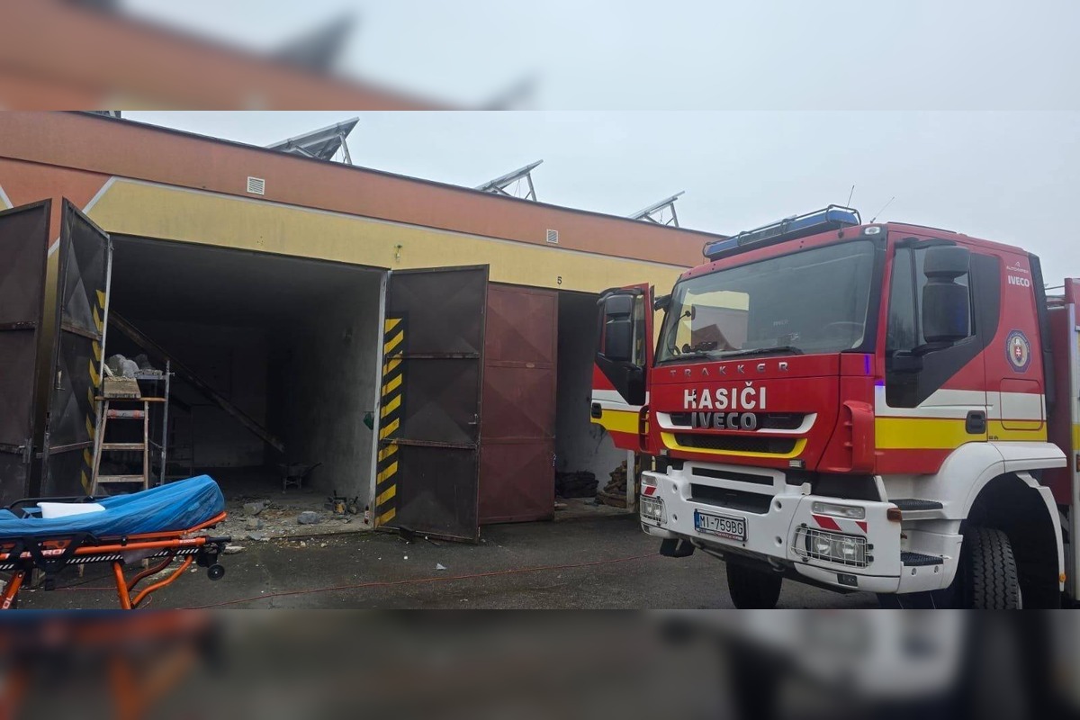 FOTO: V areáli firmy spadla strecha na robotníkov, foto 2