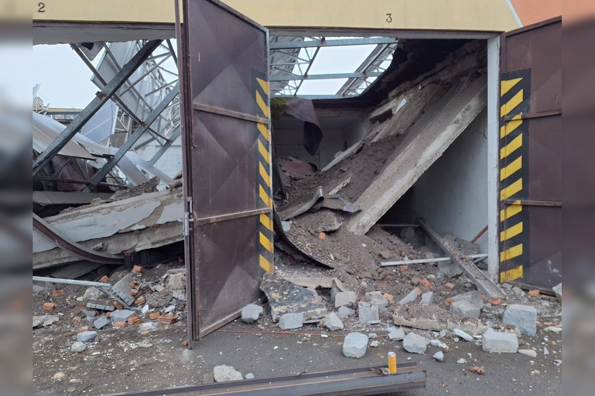 FOTO: V areáli firmy spadla strecha na robotníkov, foto 3