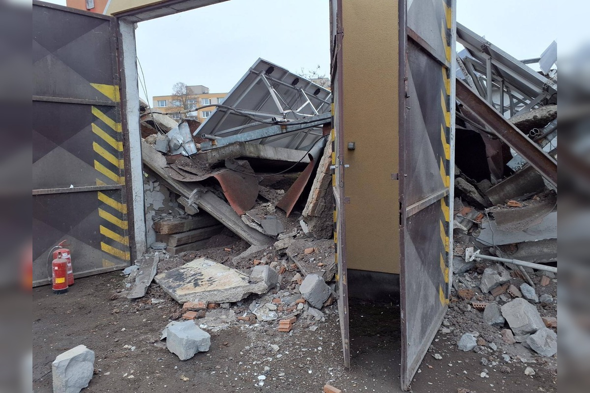 FOTO: V areáli firmy spadla strecha na robotníkov, foto 4