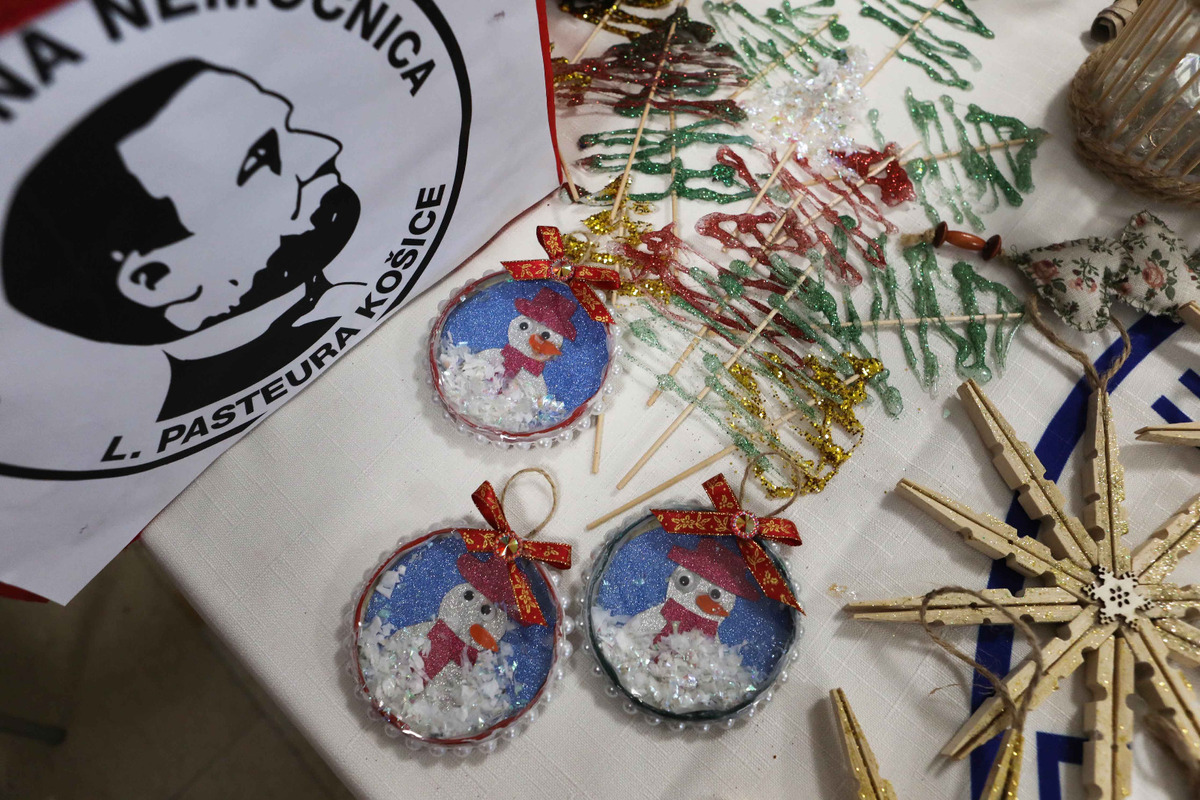 FOTO: Košická poliklinika sa zaplnila krásnymi výrobkami od klientov zo stacionára, foto 1