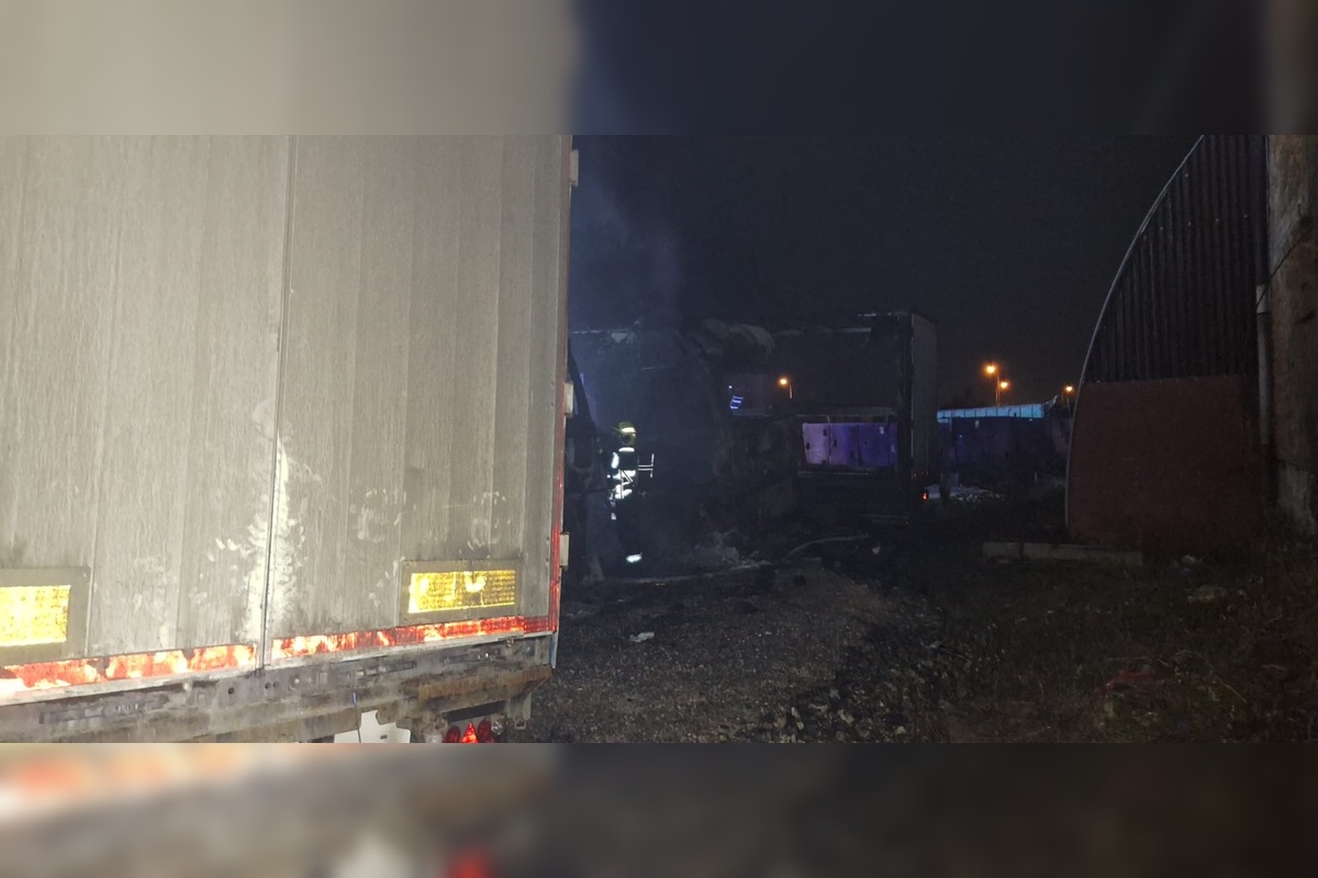 FOTO: V Michalovciach páchateľ úmyselne zapálil štyri nákladné autá, foto 1