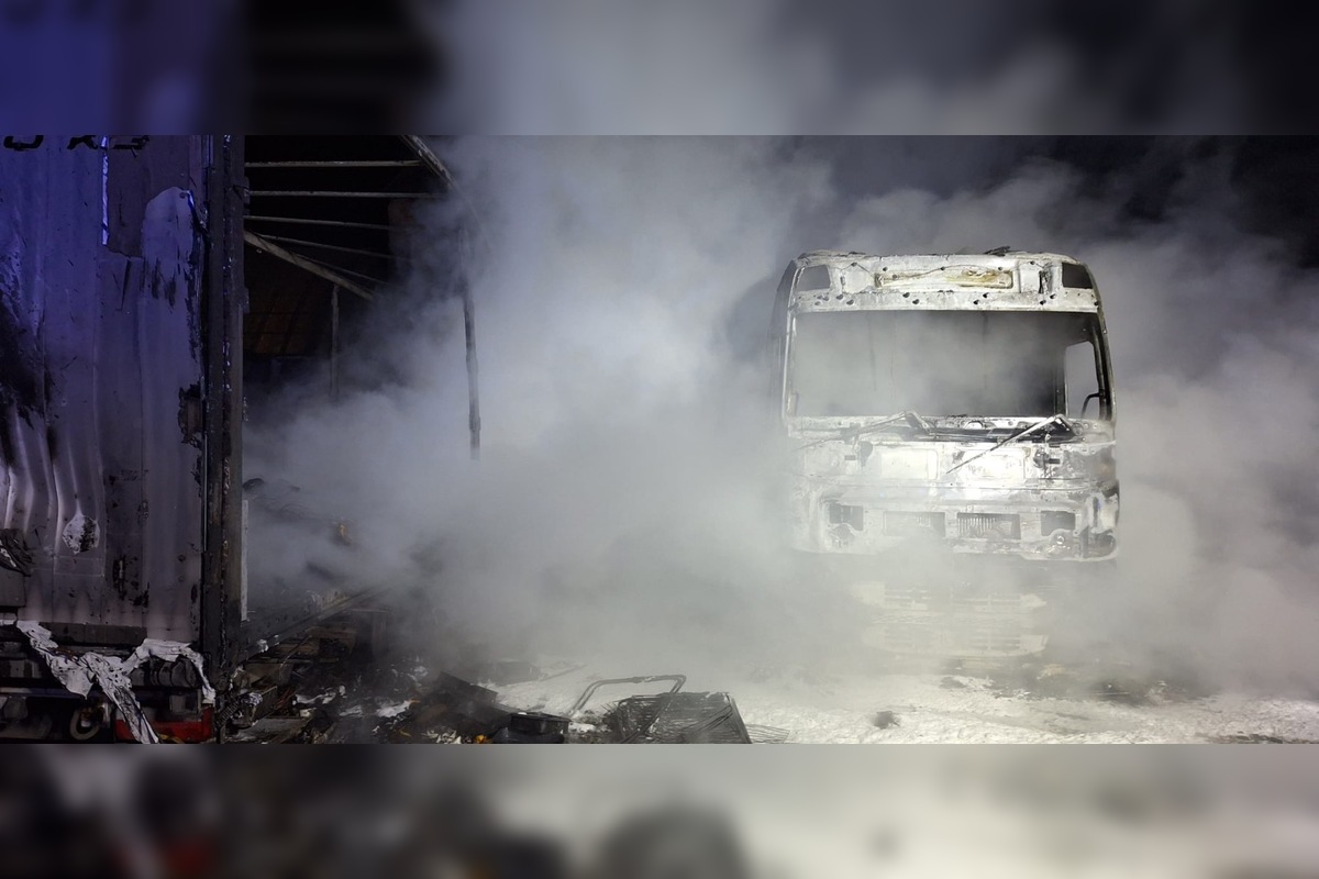 FOTO: V Michalovciach páchateľ úmyselne zapálil štyri nákladné autá, foto 2