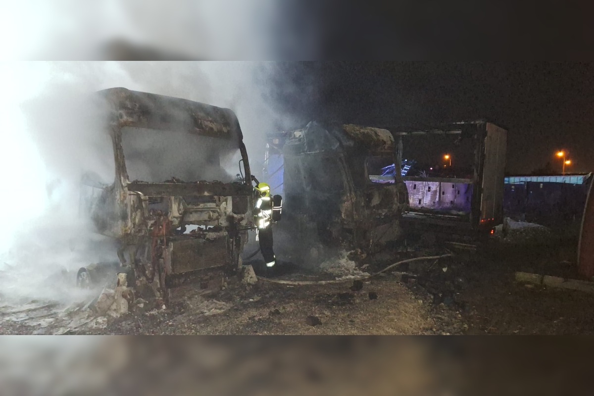 FOTO: V Michalovciach páchateľ úmyselne zapálil štyri nákladné autá, foto 3