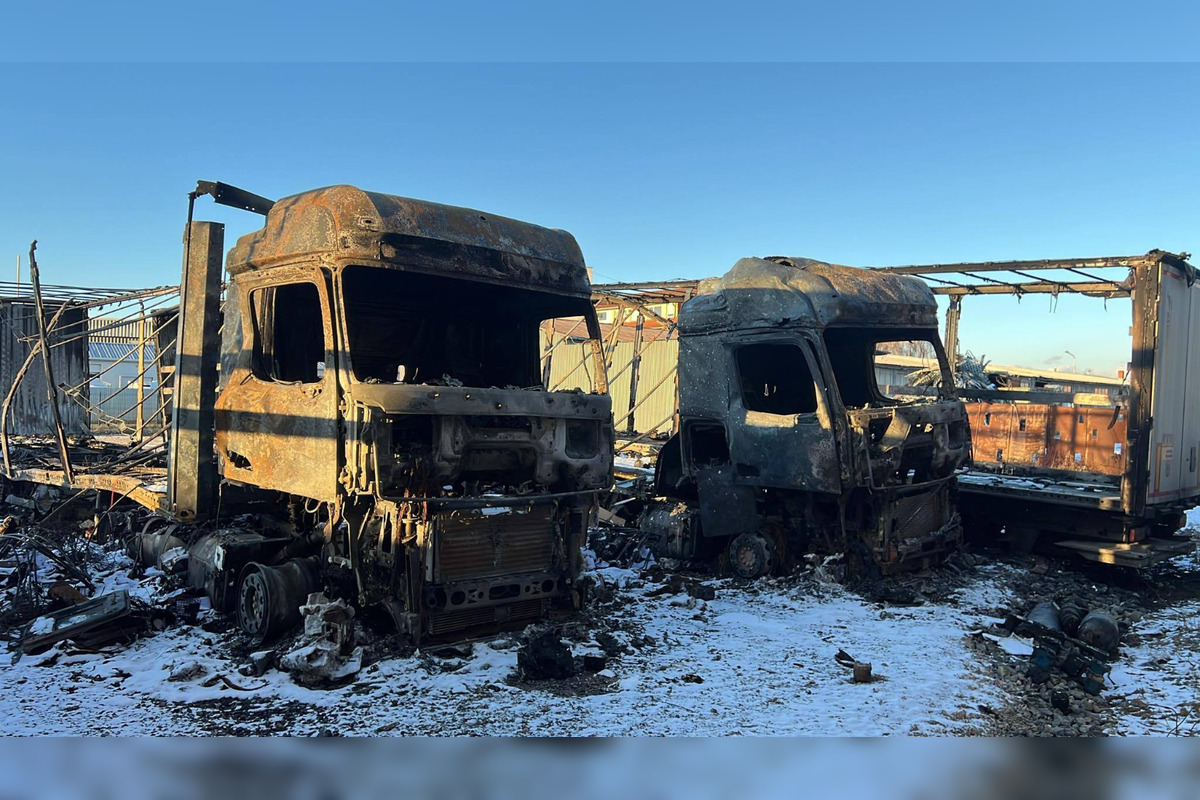 FOTO: V areáli firmy v Michalovciach zhoreli kamióny, foto 1