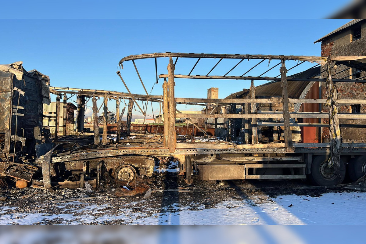 FOTO: V areáli firmy v Michalovciach zhoreli kamióny, foto 2