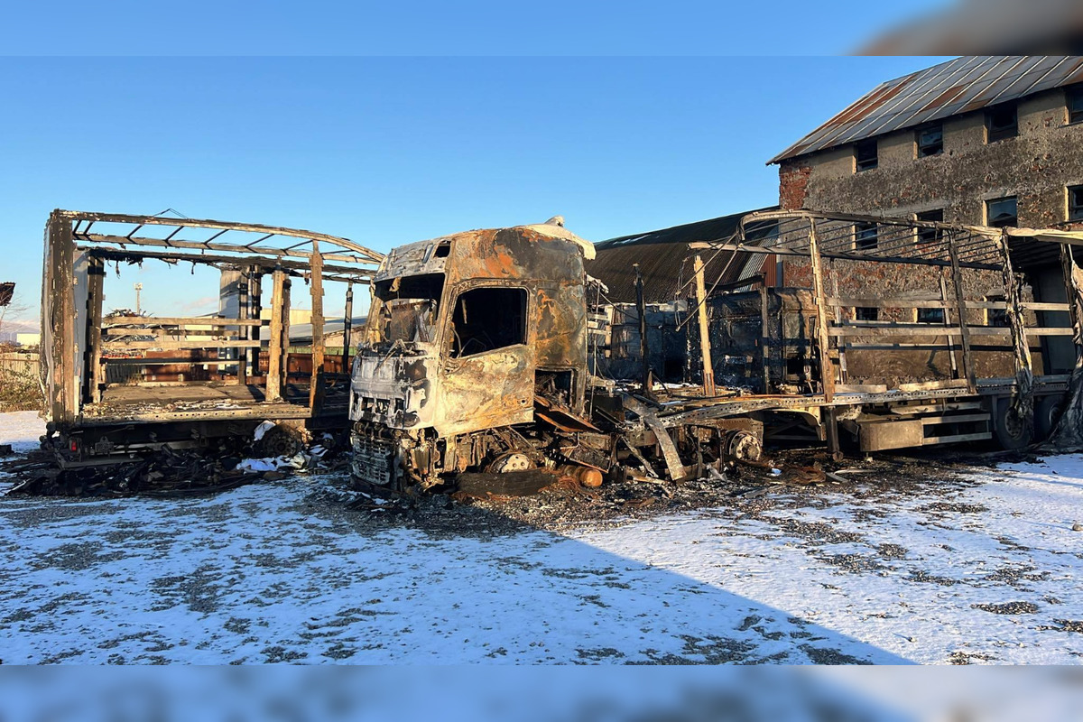 FOTO: V areáli firmy v Michalovciach zhoreli kamióny, foto 3