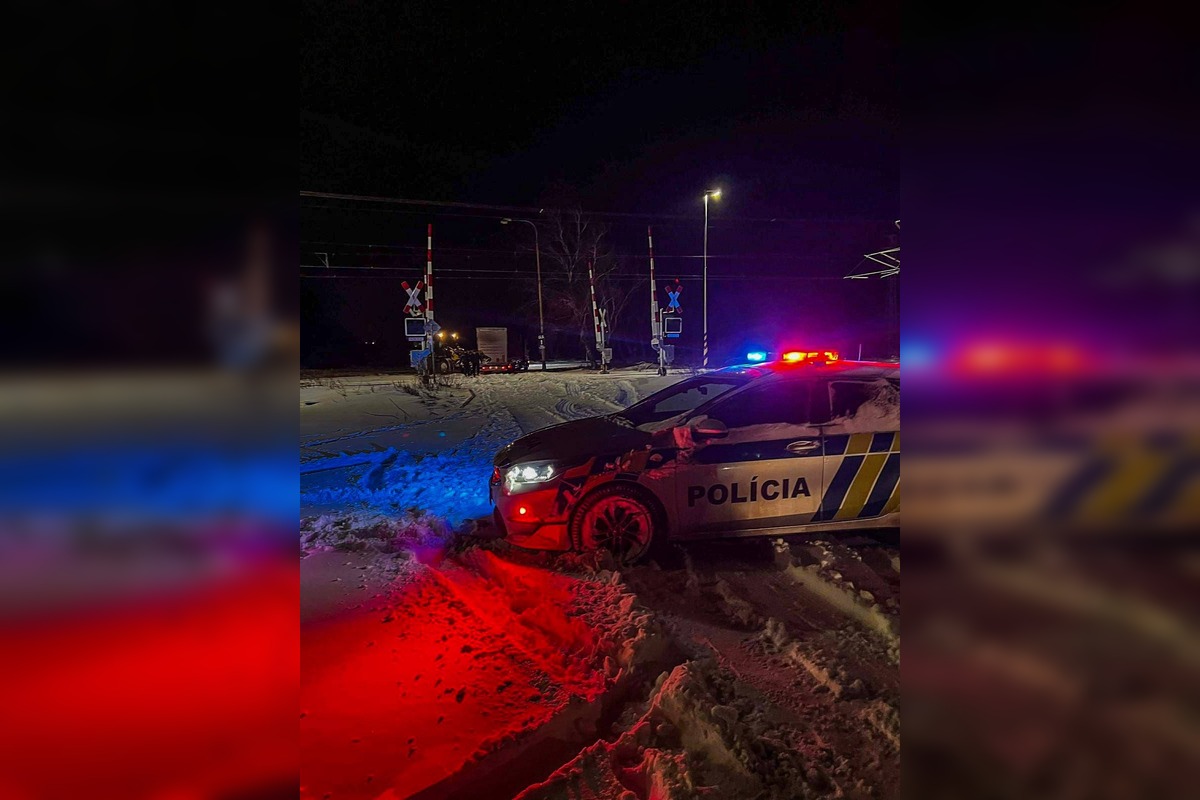 FOTO: Kamionista zapadol s kolosom na železničnom priecestí, foto 2