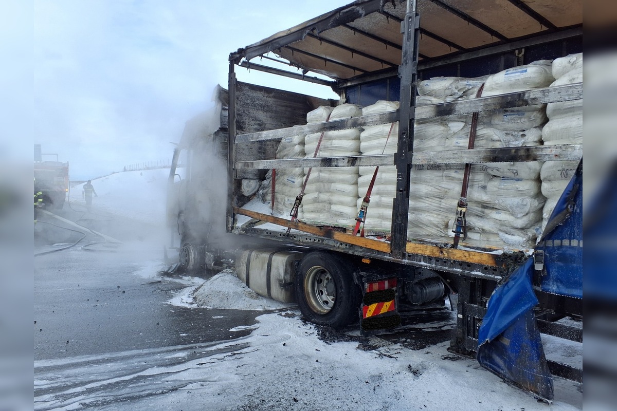 FOTO: Na košickej R4 horel kamión, foto 1