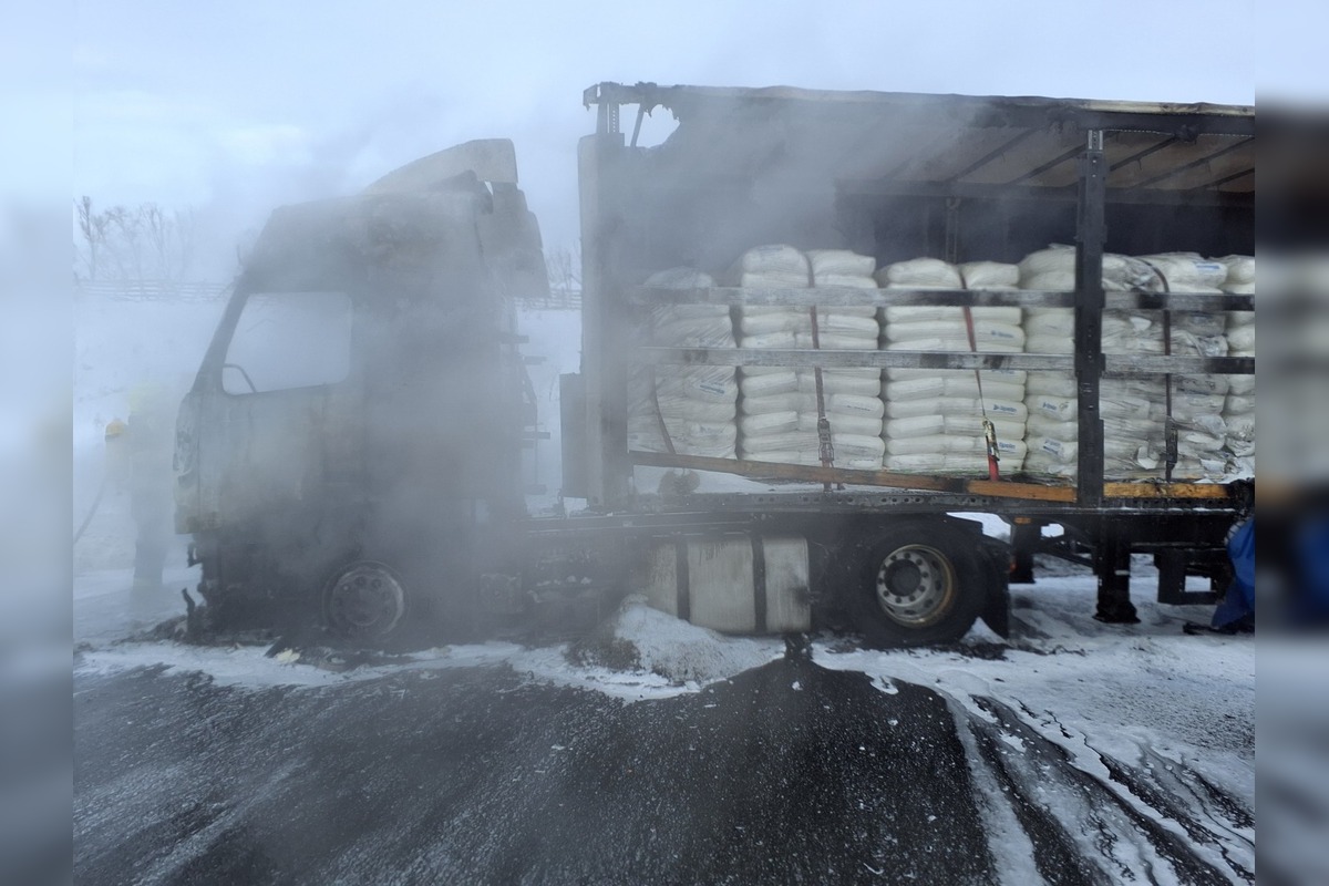 FOTO: Na košickej R4 horel kamión, foto 2