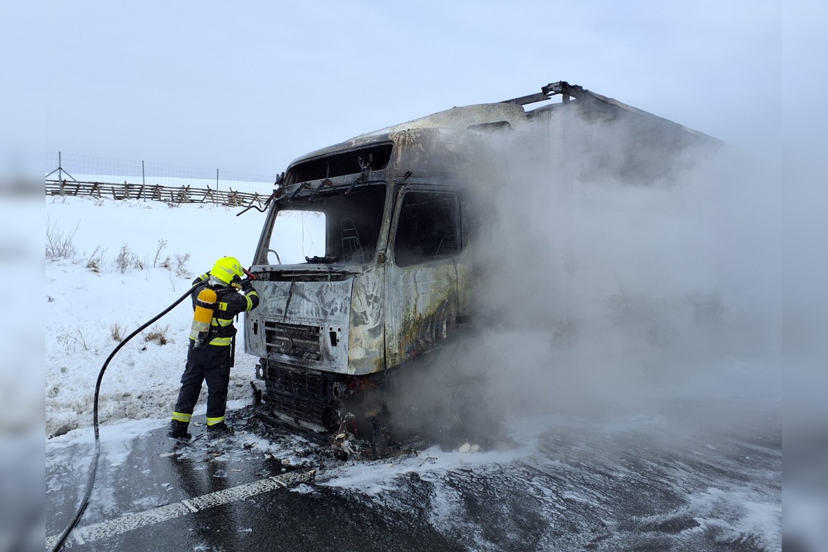 FOTO: Na košickej R4 horel kamión, foto 3