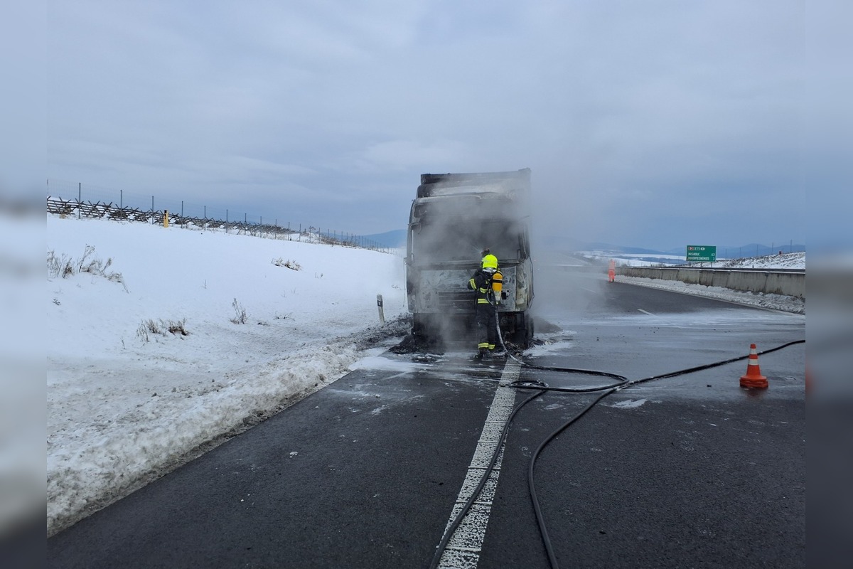 FOTO: Na košickej R4 horel kamión, foto 4
