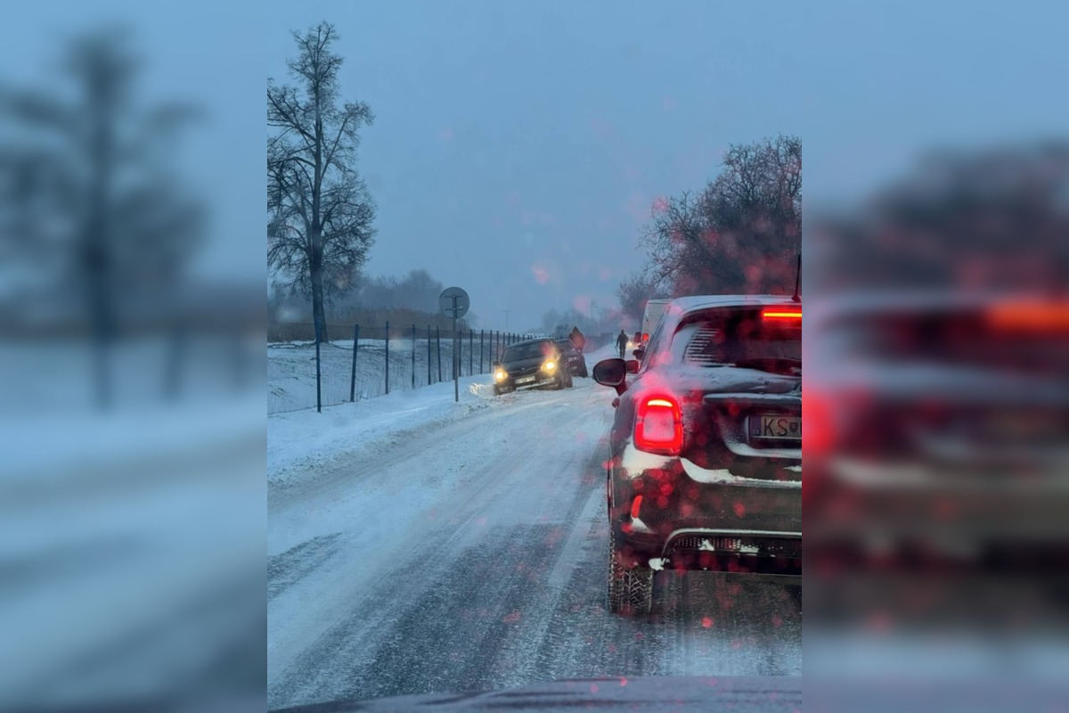 FOTO: Zasnežené cesty v Košickom kraji komplikujú dopravu, foto 1