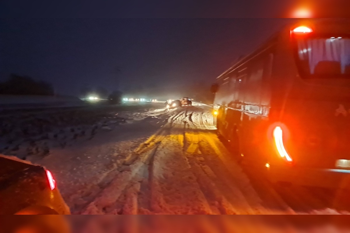 FOTO: Zasnežené cesty v Košickom kraji komplikujú dopravu, foto 2