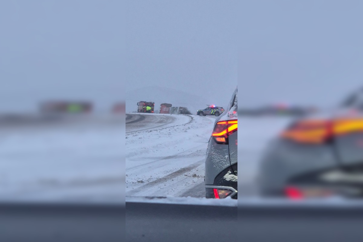 FOTO: Zasnežené cesty v Košickom kraji komplikujú dopravu, foto 3