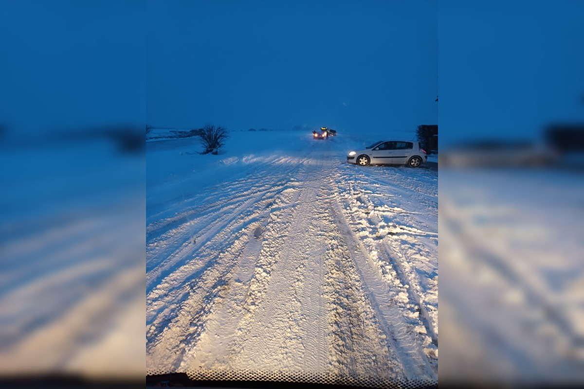 FOTO: Zasnežené cesty v Košickom kraji komplikujú dopravu, foto 4