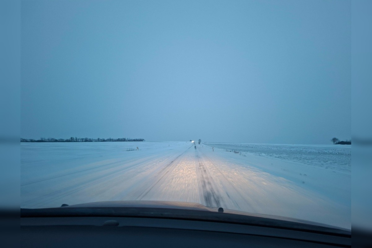 FOTO: Zasnežené cesty v Košickom kraji komplikujú dopravu, foto 5