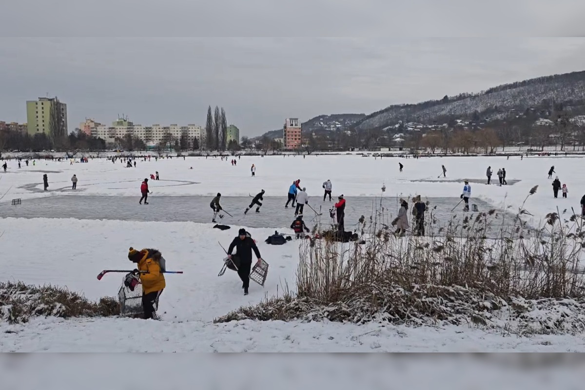 FOTO: Košické jazero obsadili hokejisti a korčuliari, foto 2