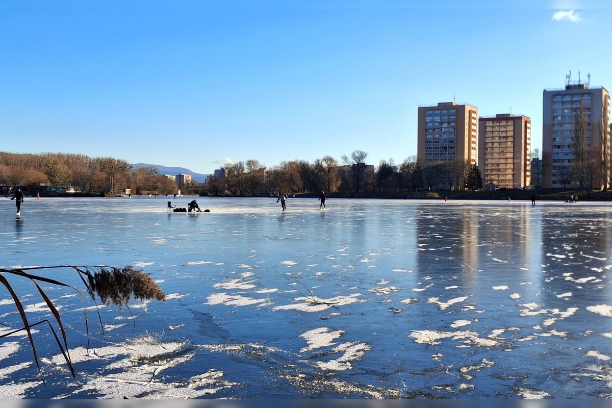 FOTO: Košické jazero obsadili hokejisti a korčuliari, foto 3