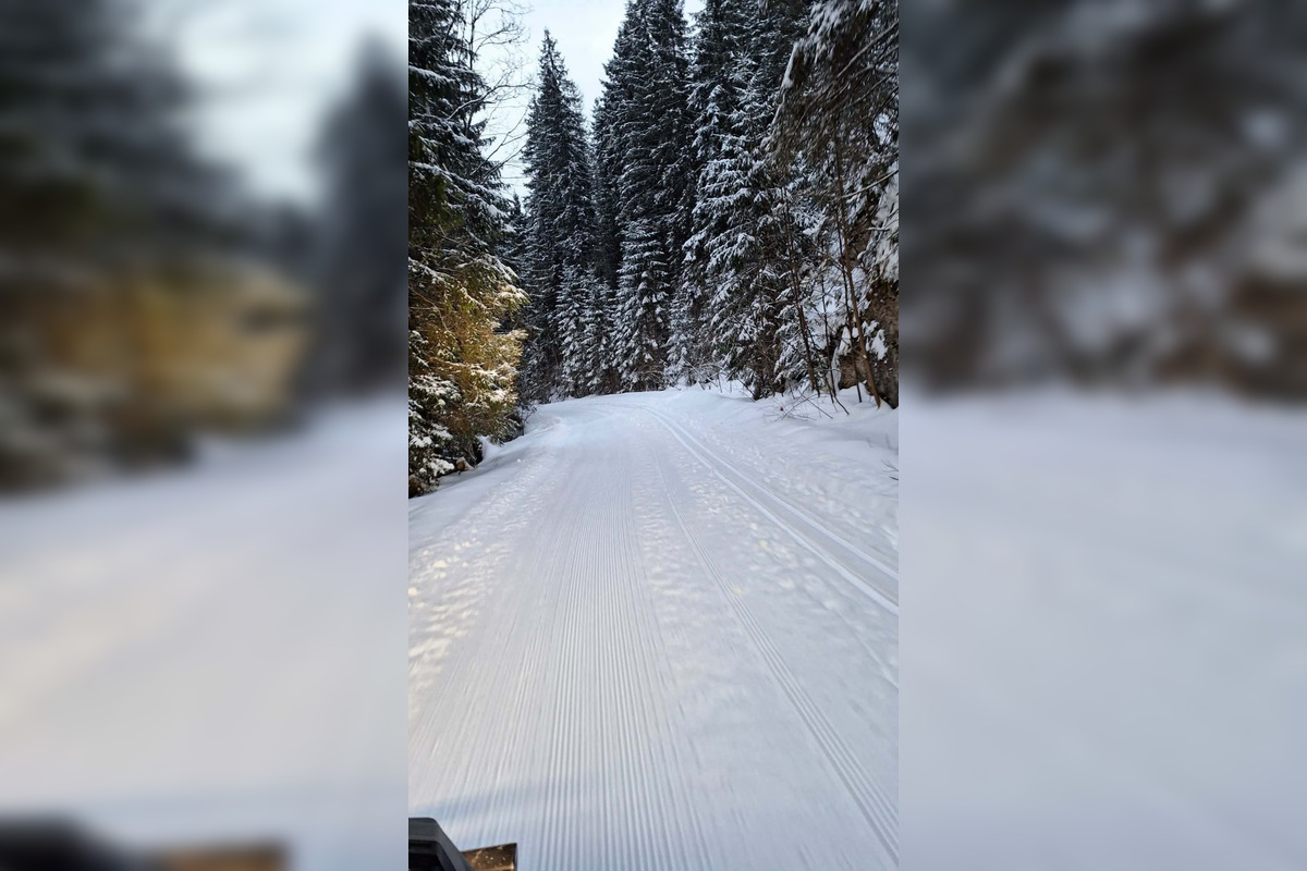 FOTO: Milovníci bežeckého lyžovania majú radosť z novej trasy pri ľadovej jaskyni, foto 1