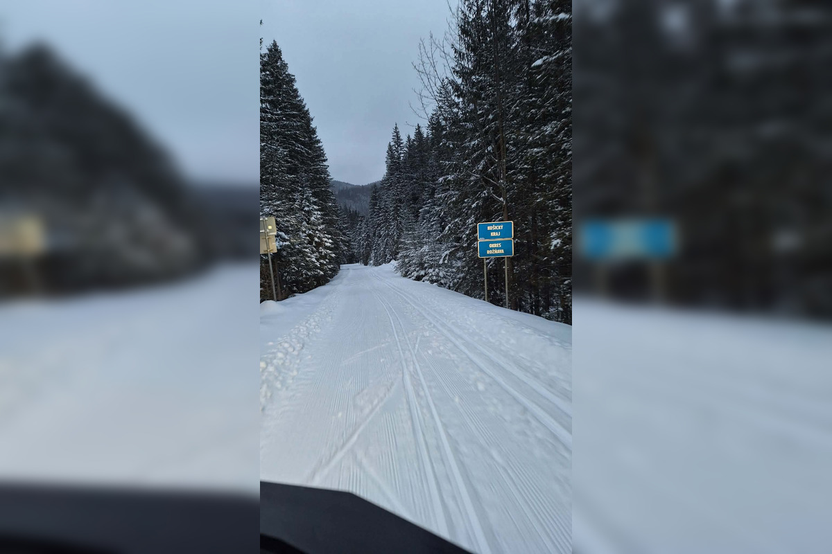 FOTO: Milovníci bežeckého lyžovania majú radosť z novej trasy pri ľadovej jaskyni, foto 2