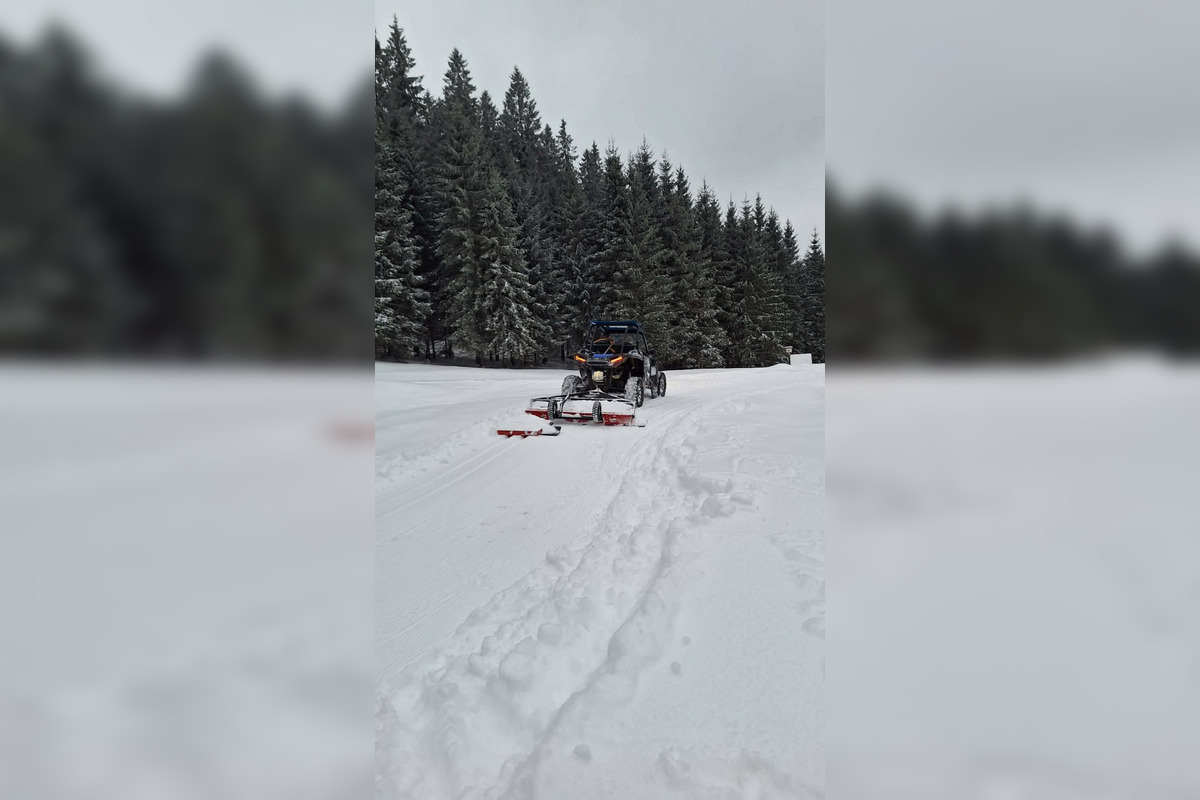 FOTO: Milovníci bežeckého lyžovania majú radosť z novej trasy pri ľadovej jaskyni, foto 3