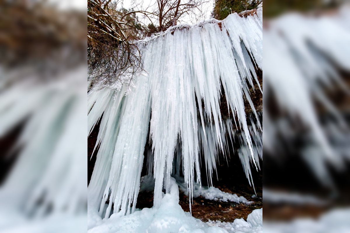 FOTO: Ľadové divadlo na Spiši. Zamrznutá Šikľavá skala ohuruje, foto 1