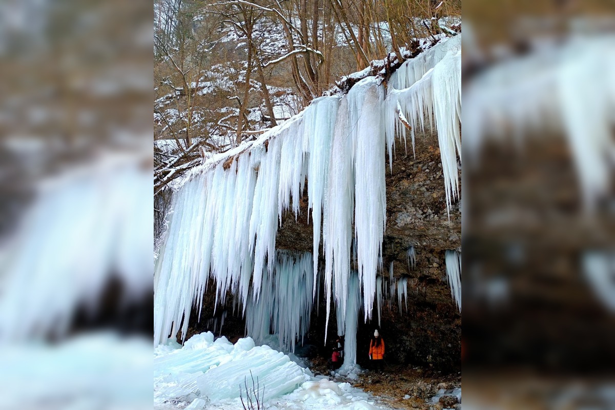 FOTO: Ľadové divadlo na Spiši. Zamrznutá Šikľavá skala ohuruje, foto 2