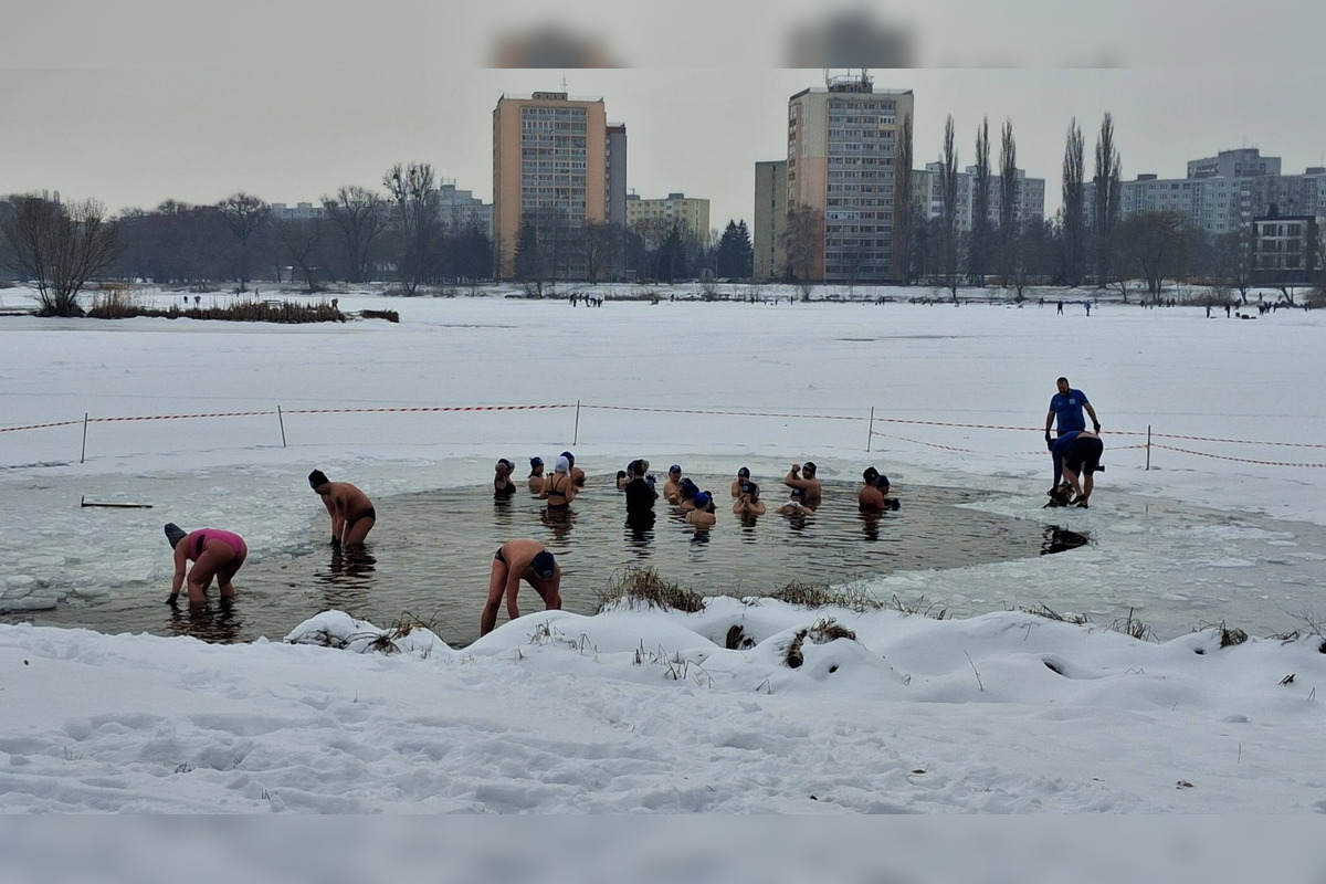 FOTO: Odvážni otužili v Košiciach trávia voľný čas v ľadových jazerách, foto 1