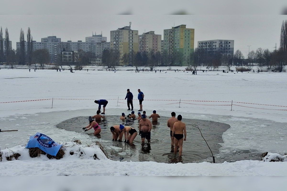 FOTO: Odvážni otužili v Košiciach trávia voľný čas v ľadových jazerách, foto 2
