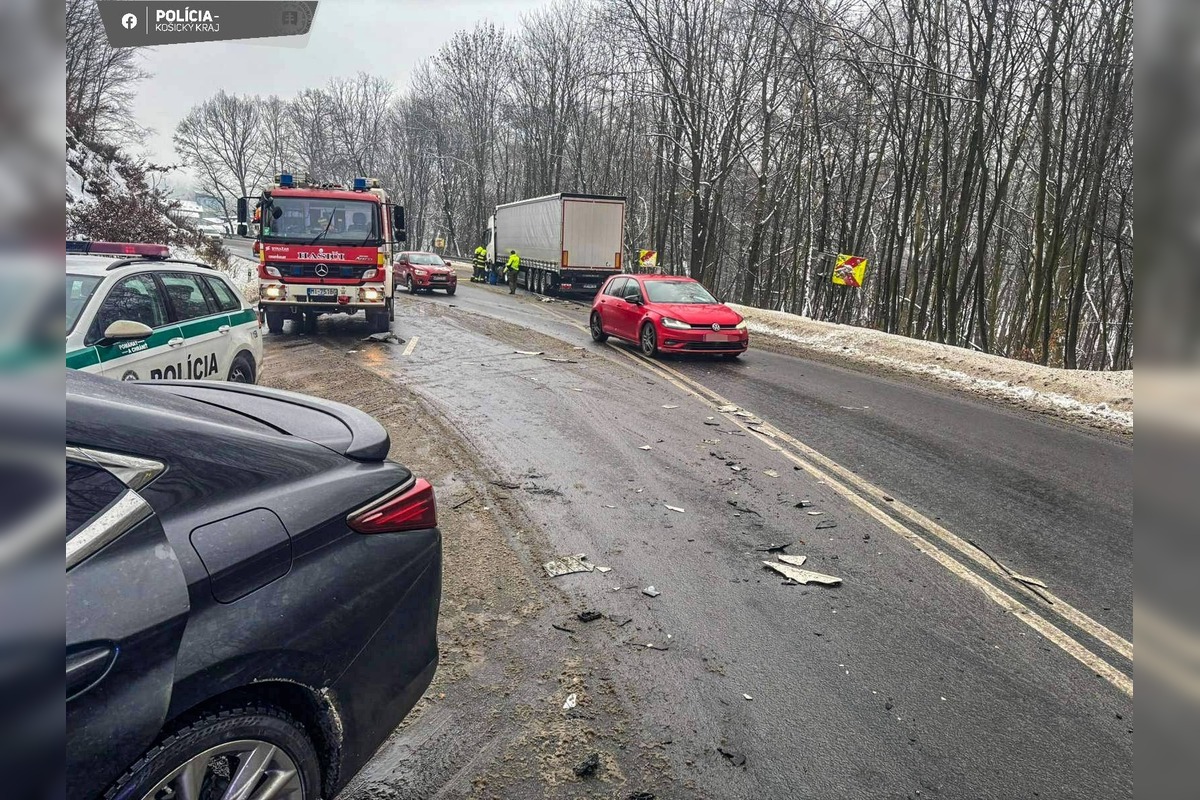 FOTO: Zrážka auta a kamiónu na Dargove, foto 1
