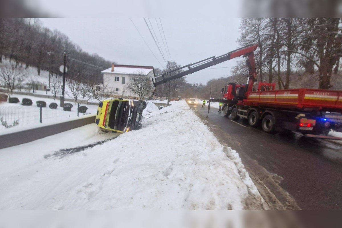 FOTO: V Cejkove skončila sanitka prevrátená v priekope, foto 1
