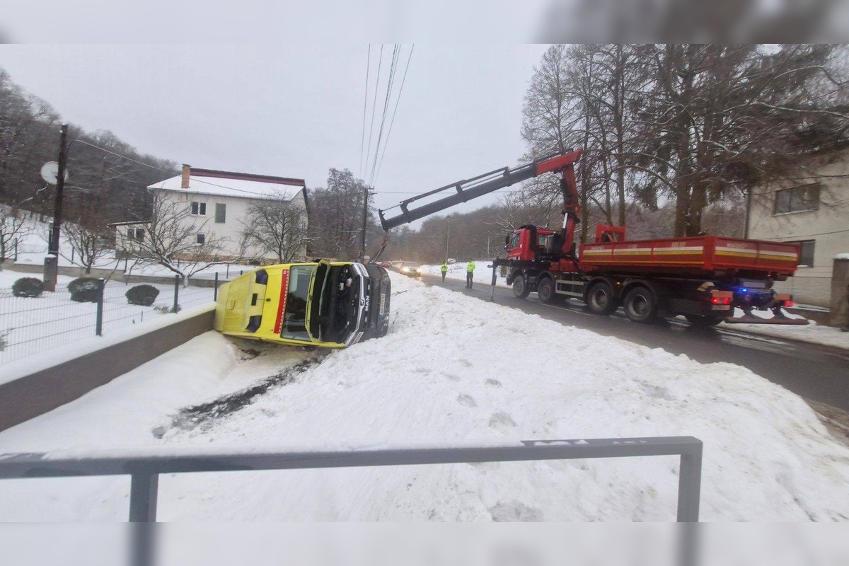 FOTO: V Cejkove skončila sanitka prevrátená v priekope, foto 3