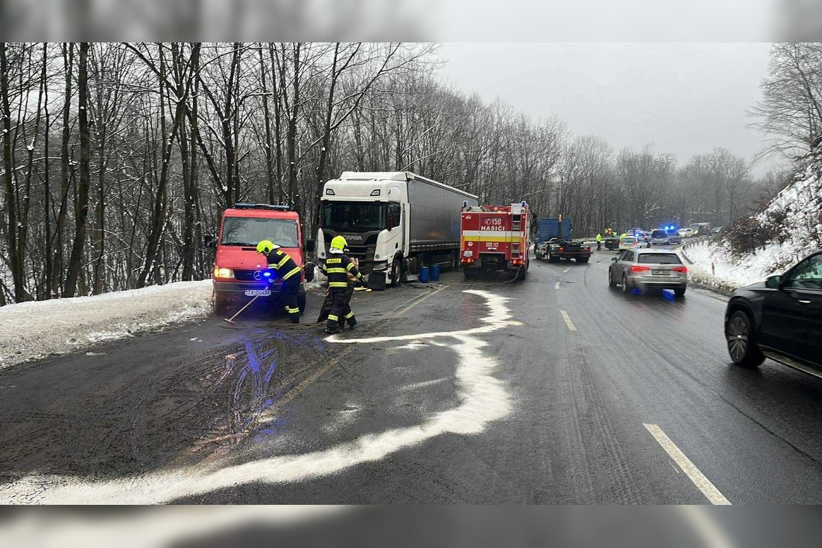 FOTO: Zrážka auta a kamiónu na Dargove, foto 7