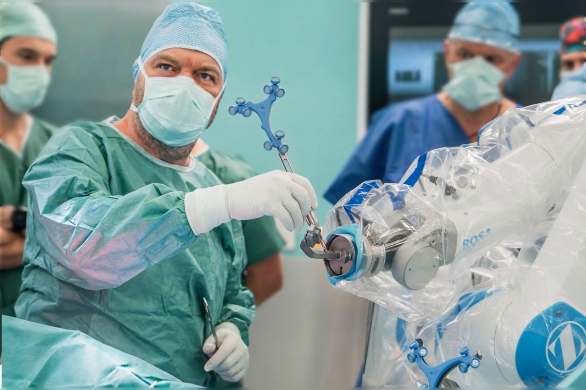 FOTO: V Michalovciach asistuje pri operáciách kolena robot, foto 1