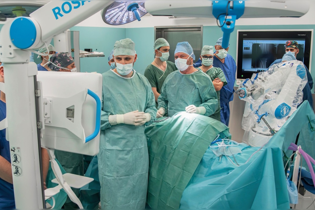 FOTO: V Michalovciach asistuje pri operáciách kolena robot, foto 2
