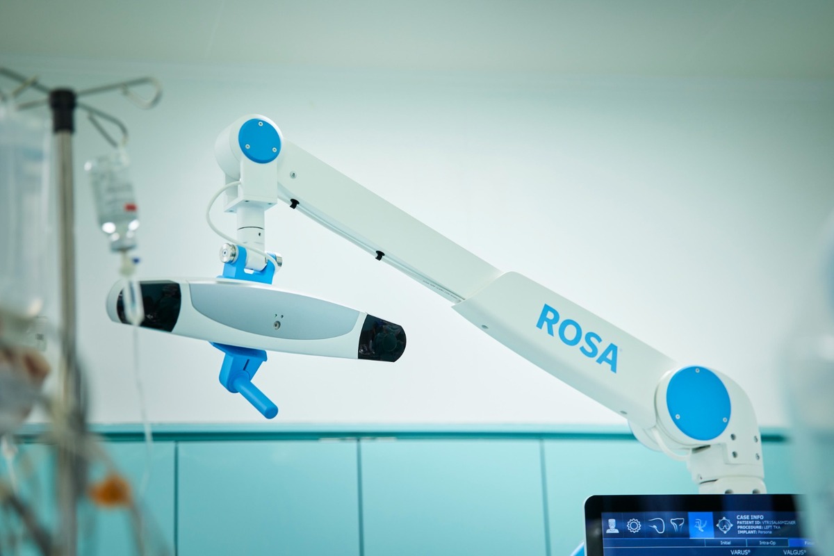 FOTO: V Michalovciach asistuje pri operáciách kolena robot, foto 4