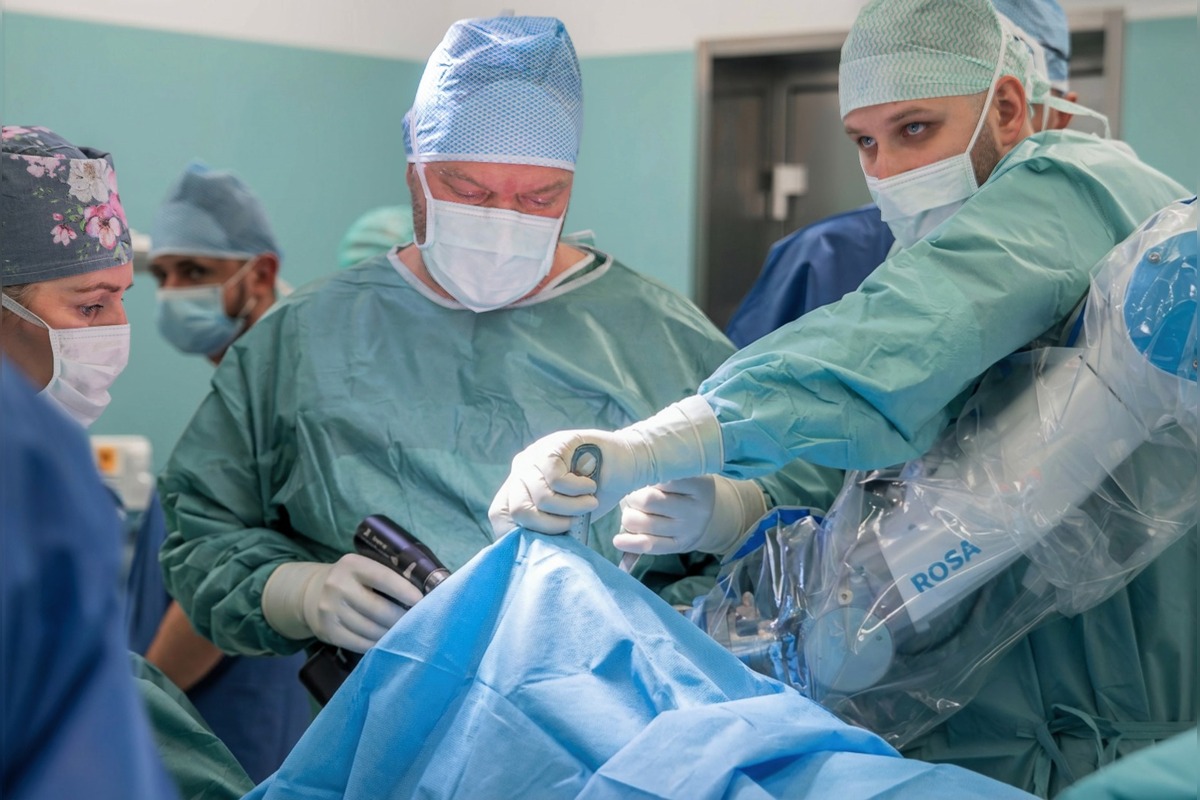 FOTO: V Michalovciach asistuje pri operáciách kolena robot, foto 5