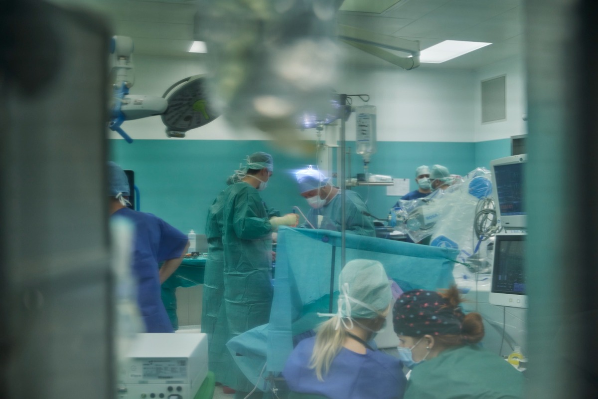 FOTO: V Michalovciach asistuje pri operáciách kolena robot, foto 6