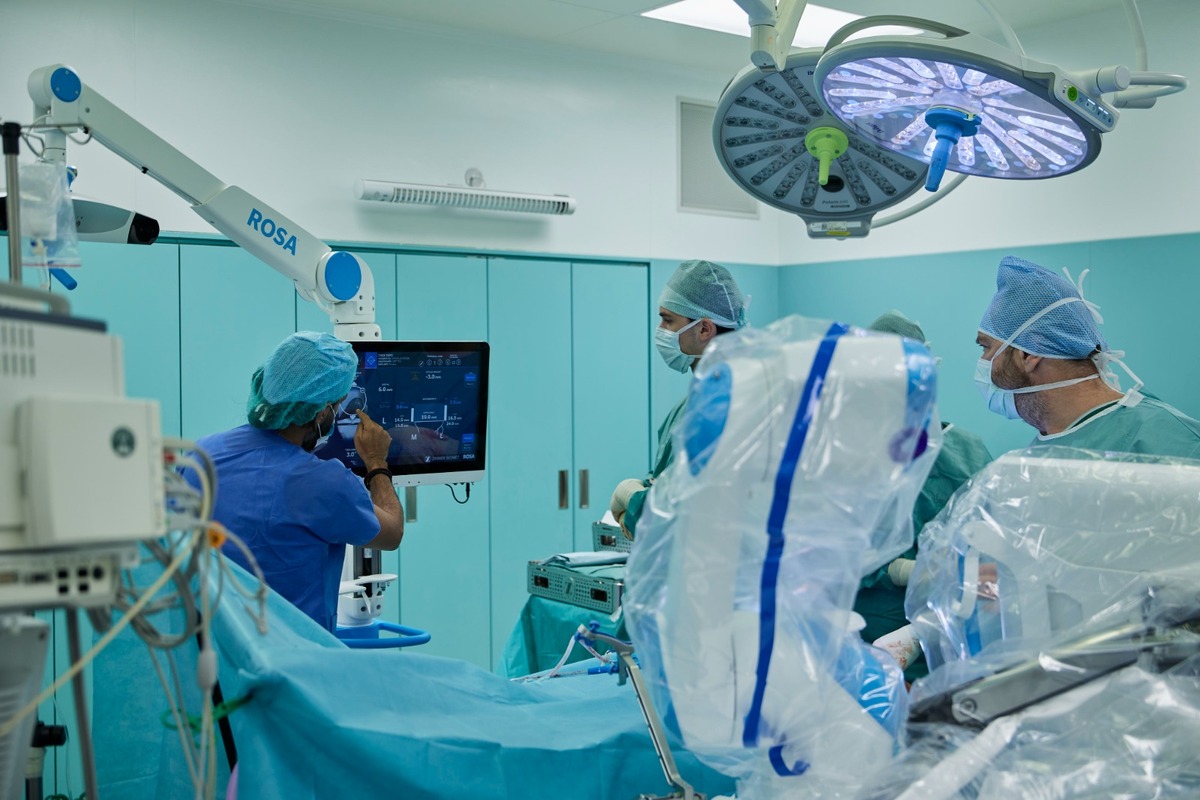 FOTO: V Michalovciach asistuje pri operáciách kolena robot, foto 8